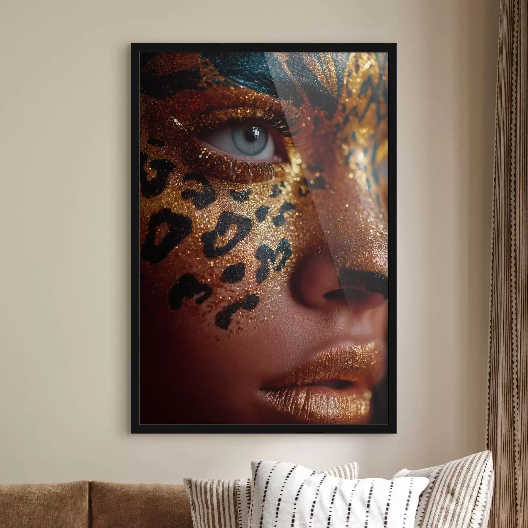 Fototapete Nahaufnahme-Porträt mit glänzendem Make-up im Animal-Print-Look f49979