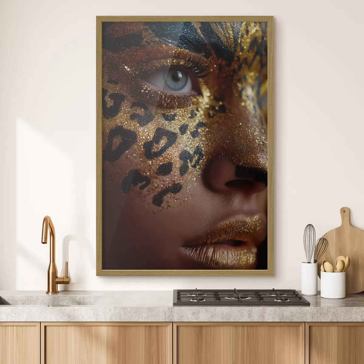 Poster Nahaufnahme-Porträt mit glänzendem Make-up im Animal-Print-Look f49979