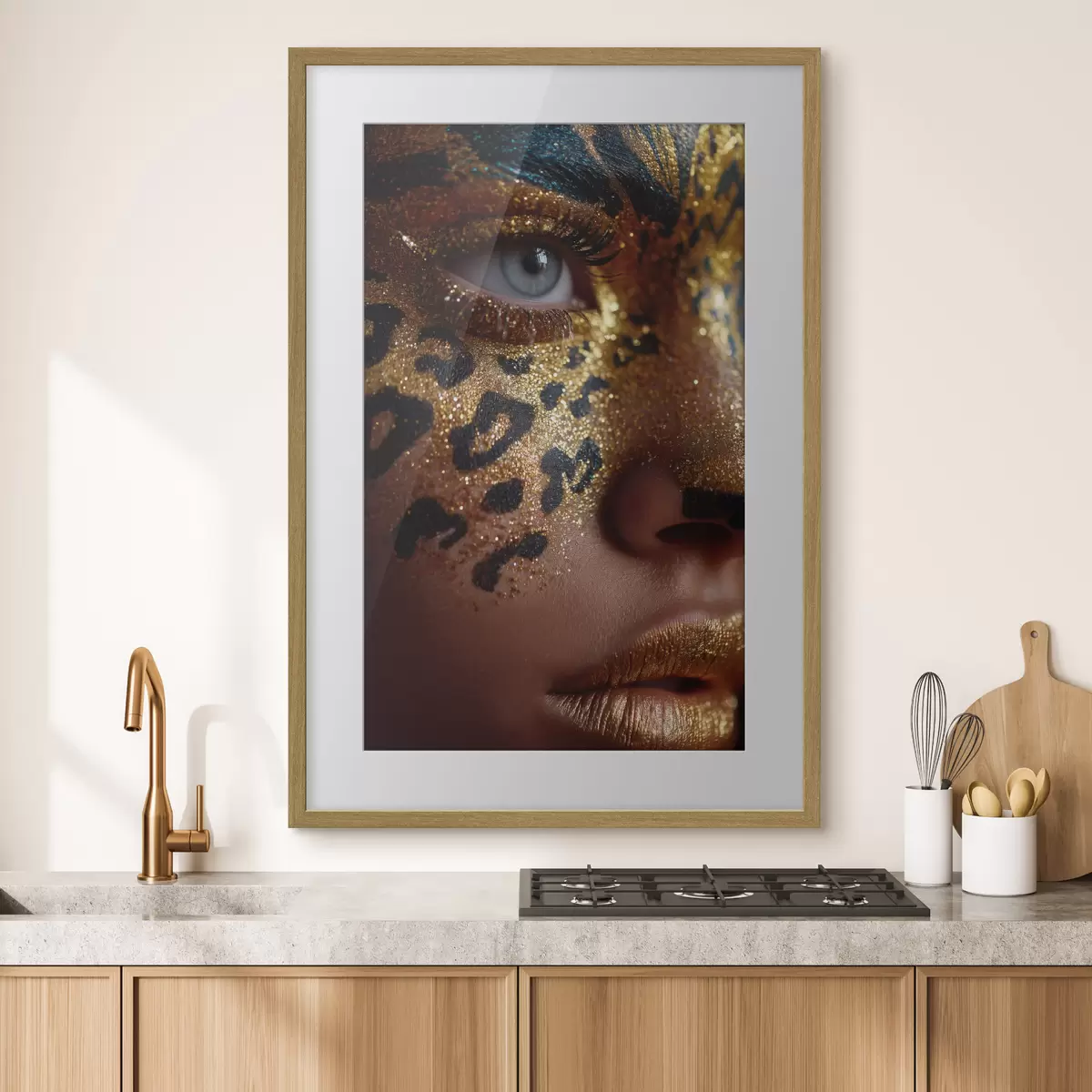 Poster Nahaufnahme-Porträt mit glänzendem Make-up im Animal-Print-Look f49979
