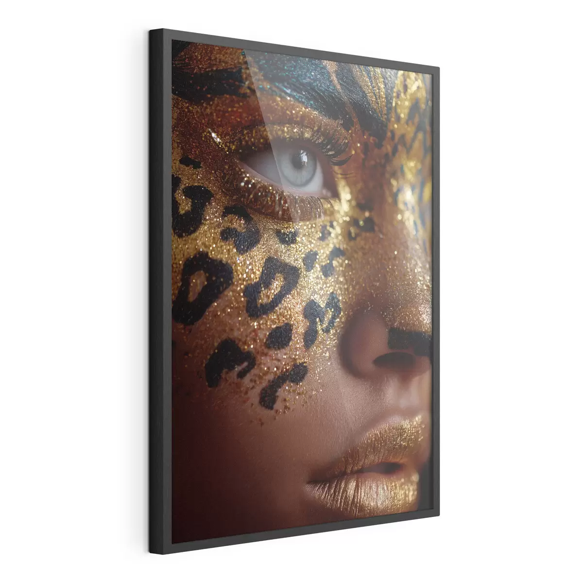 Poster Nahaufnahme-Porträt mit glänzendem Make-up im Animal-Print-Look f49979