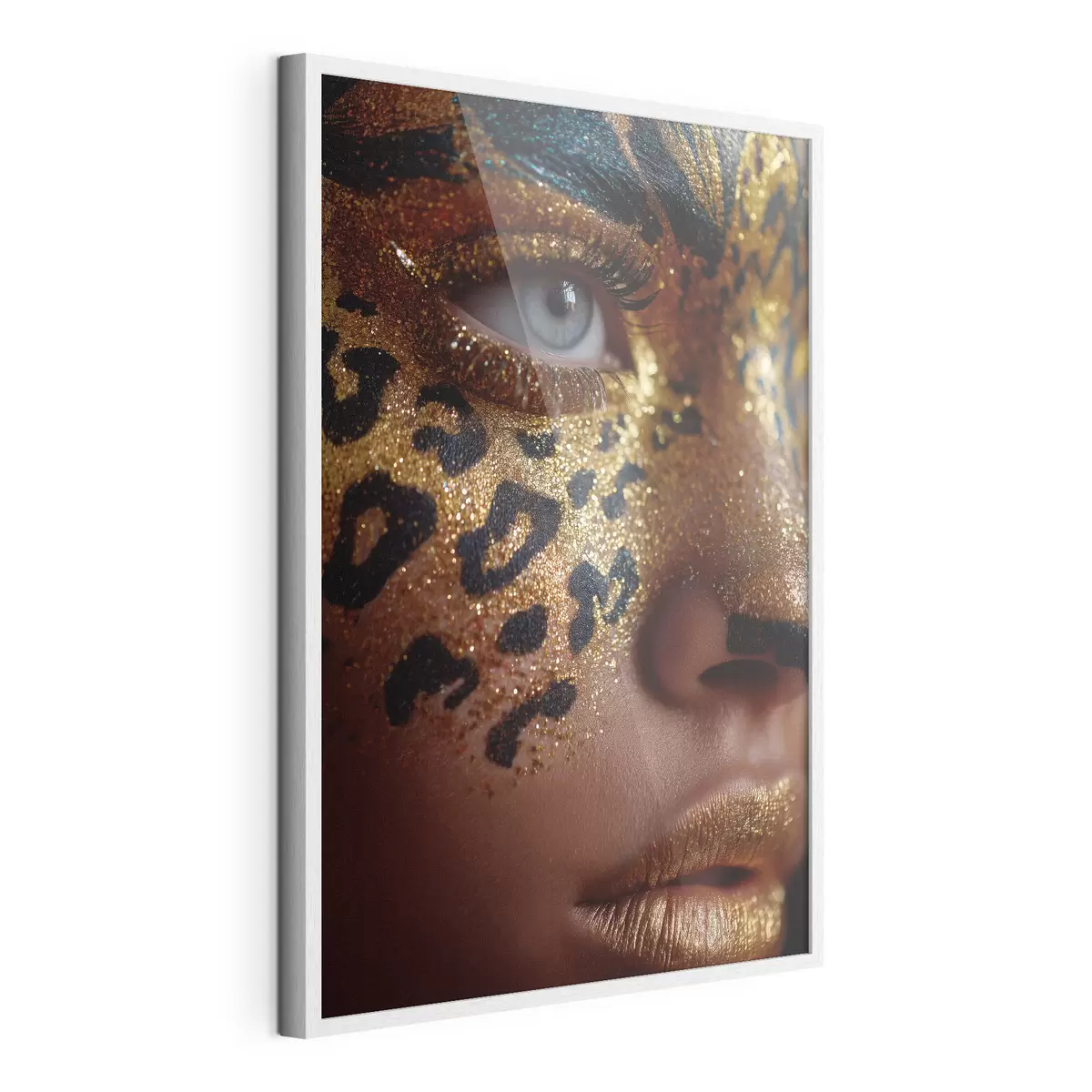 Poster Nahaufnahme-Porträt mit glänzendem Make-up im Animal-Print-Look f49979