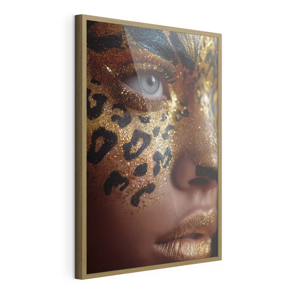 Poster Nahaufnahme-Porträt mit glänzendem Make-up im Animal-Print-Look f49979