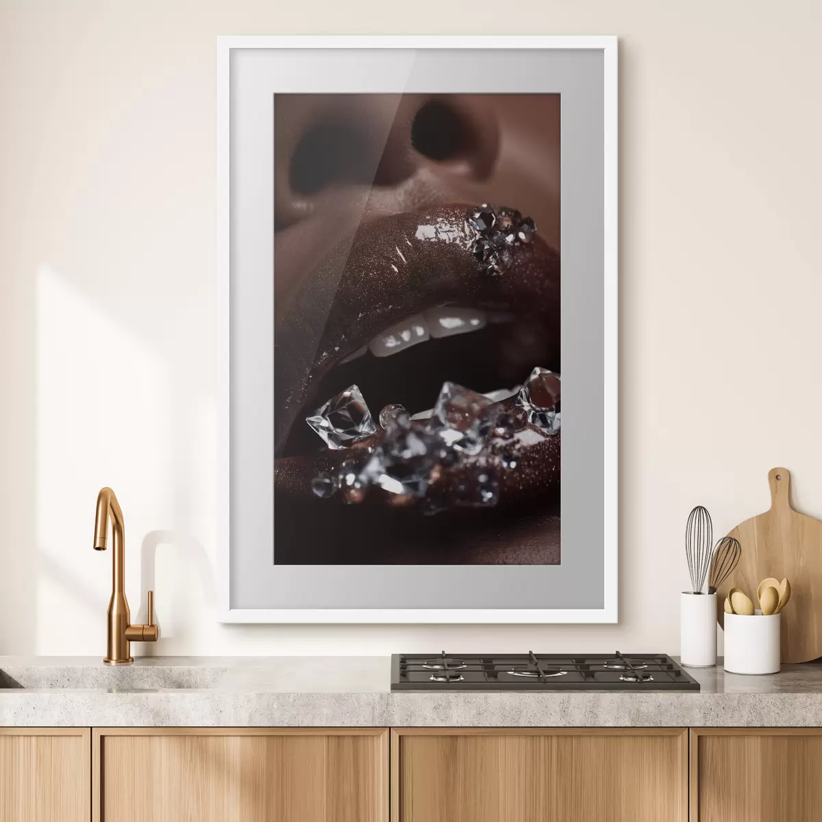 Poster Nahaufnahme von glänzenden Lippen mit transparenten Kristallen f49983