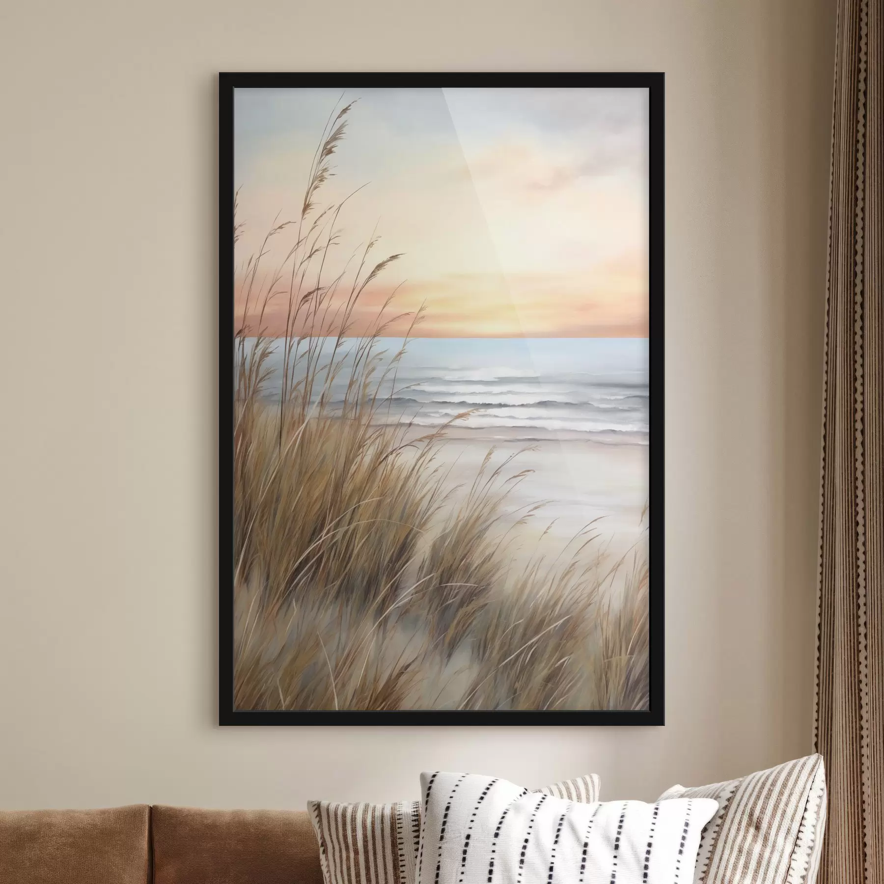 Fototapete Hohes, trockenes Gras im Vordergrund, dahinter ein Strand und das Meer, sanfter Sonnenuntergang in Pastelltönen f50210
