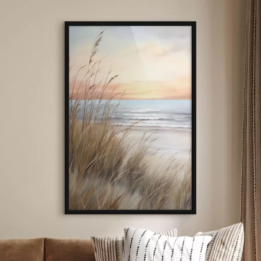 Fototapete Hohes, trockenes Gras im Vordergrund, dahinter ein Strand und das Meer, sanfter Sonnenuntergang in Pastelltönen f50210