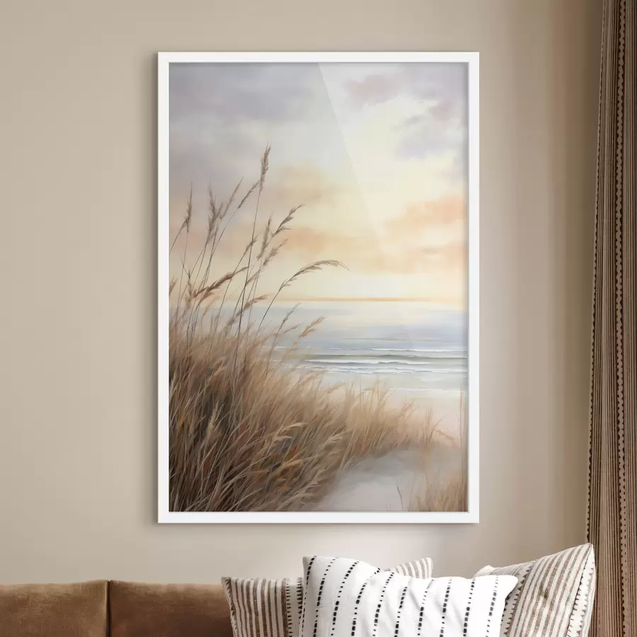Fototapete Hohes, trockenes Gras im Vordergrund, dahinter ein Strand und das Meer, sanfter Sonnenuntergang in Pastelltönen f50211