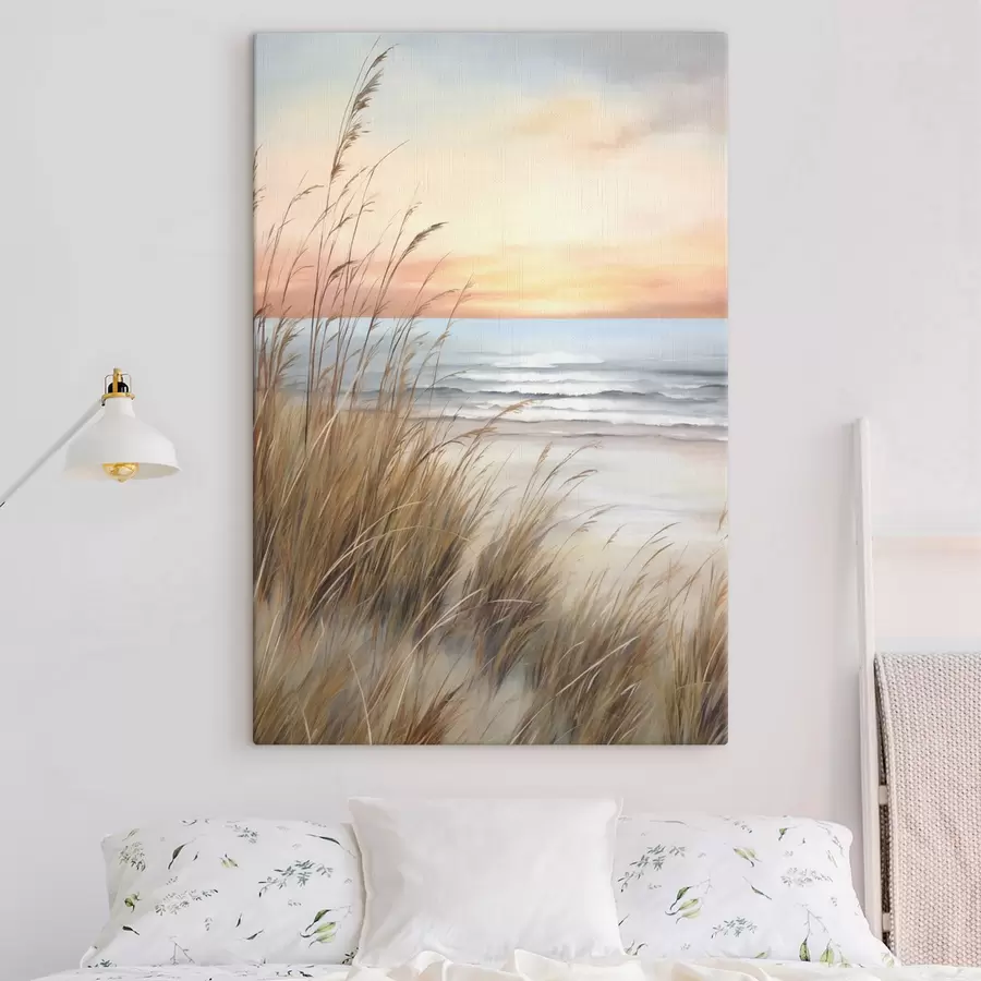 Fototapete Hohes, trockenes Gras im Vordergrund, dahinter ein Strand und das Meer, sanfter Sonnenuntergang in Pastelltönen s50210