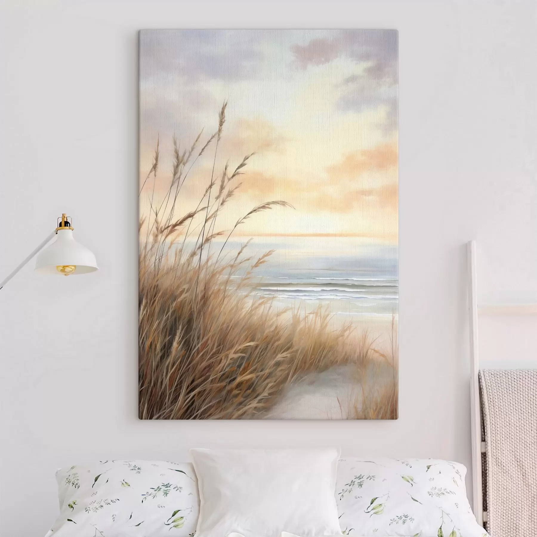 Fototapete Hohes, trockenes Gras im Vordergrund, dahinter ein Strand und das Meer, sanfter Sonnenuntergang in Pastelltönen s50211