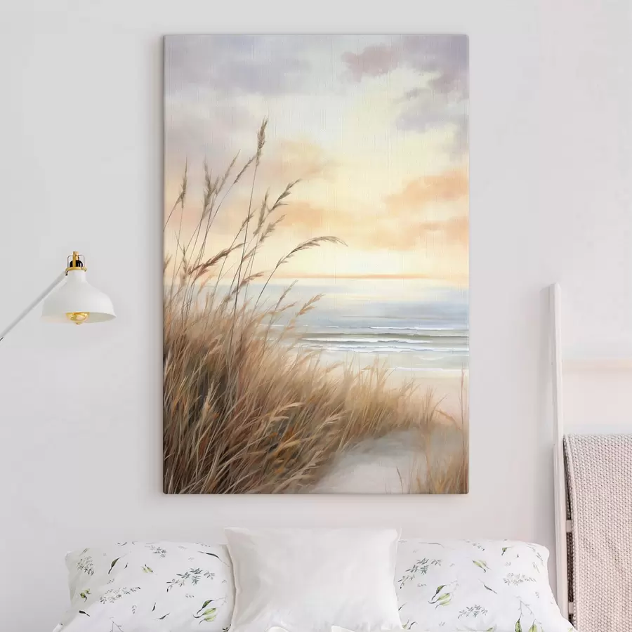 Fototapete Hohes, trockenes Gras im Vordergrund, dahinter ein Strand und das Meer, sanfter Sonnenuntergang in Pastelltönen s50211