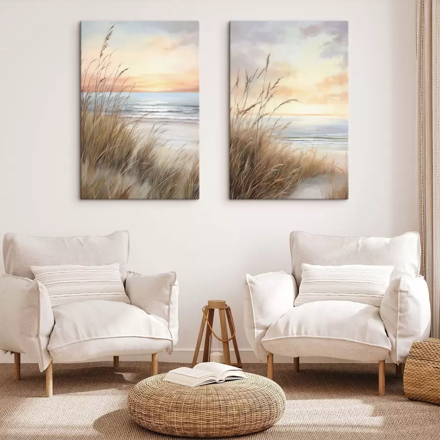 Fototapete Hohes, trockenes Gras im Vordergrund, dahinter ein Strand und das Meer, sanfter Sonnenuntergang in Pastelltönen m30838