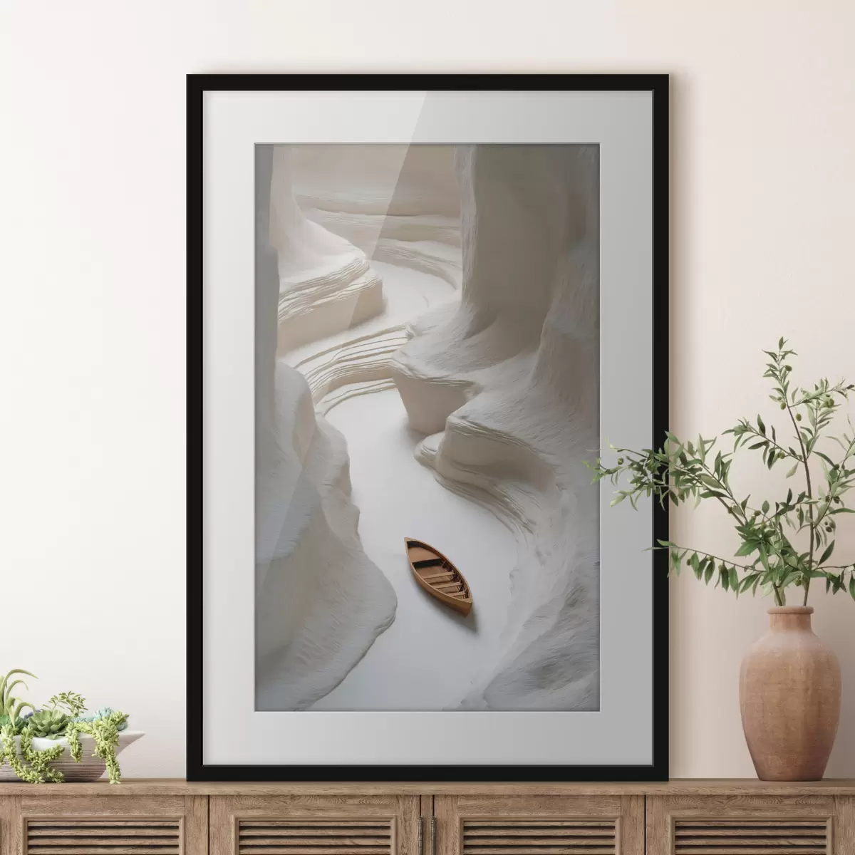 Poster Ein Holzboot zwischen hellen, wellenförmigen Klippen f50425