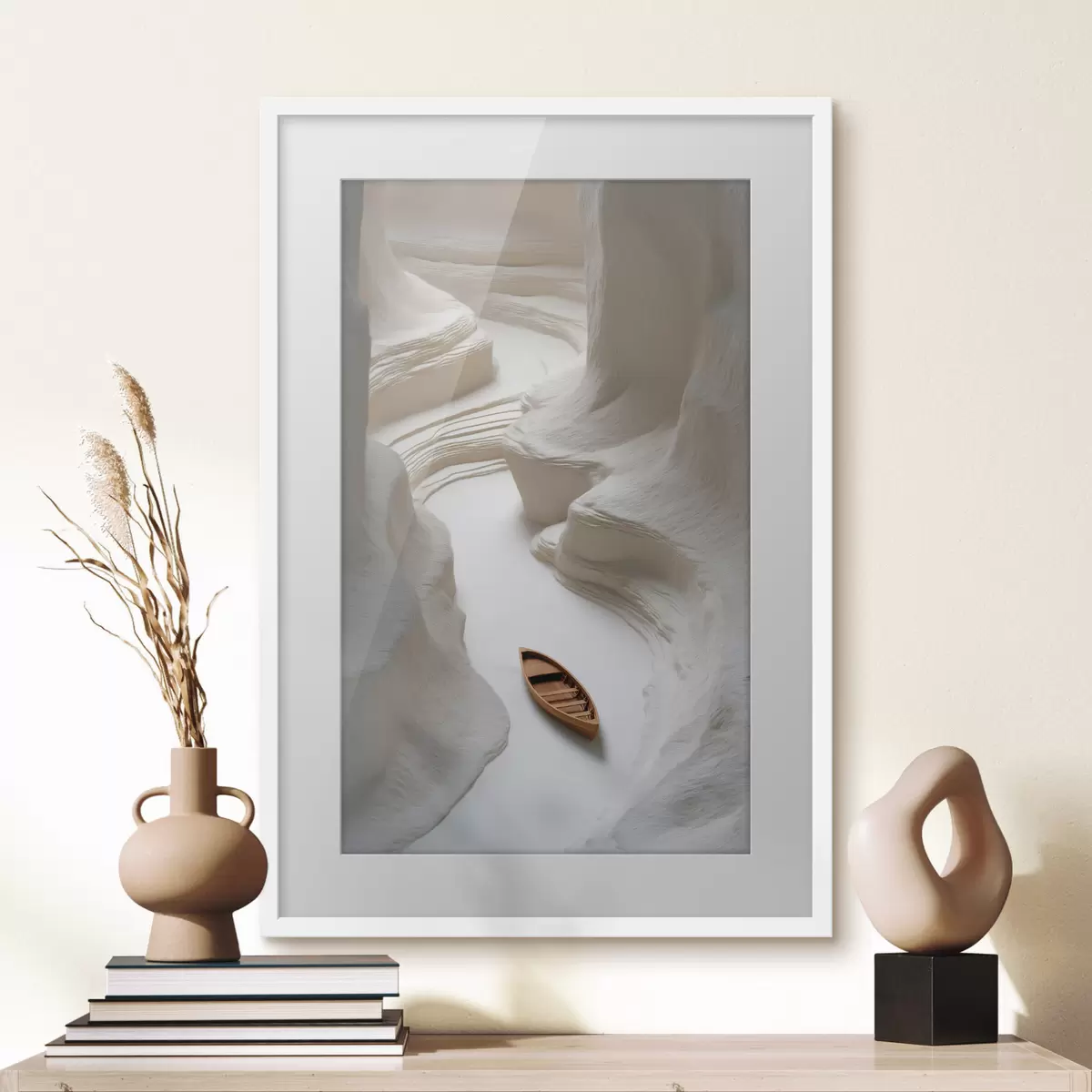 Poster Ein Holzboot zwischen hellen, wellenförmigen Klippen f50425