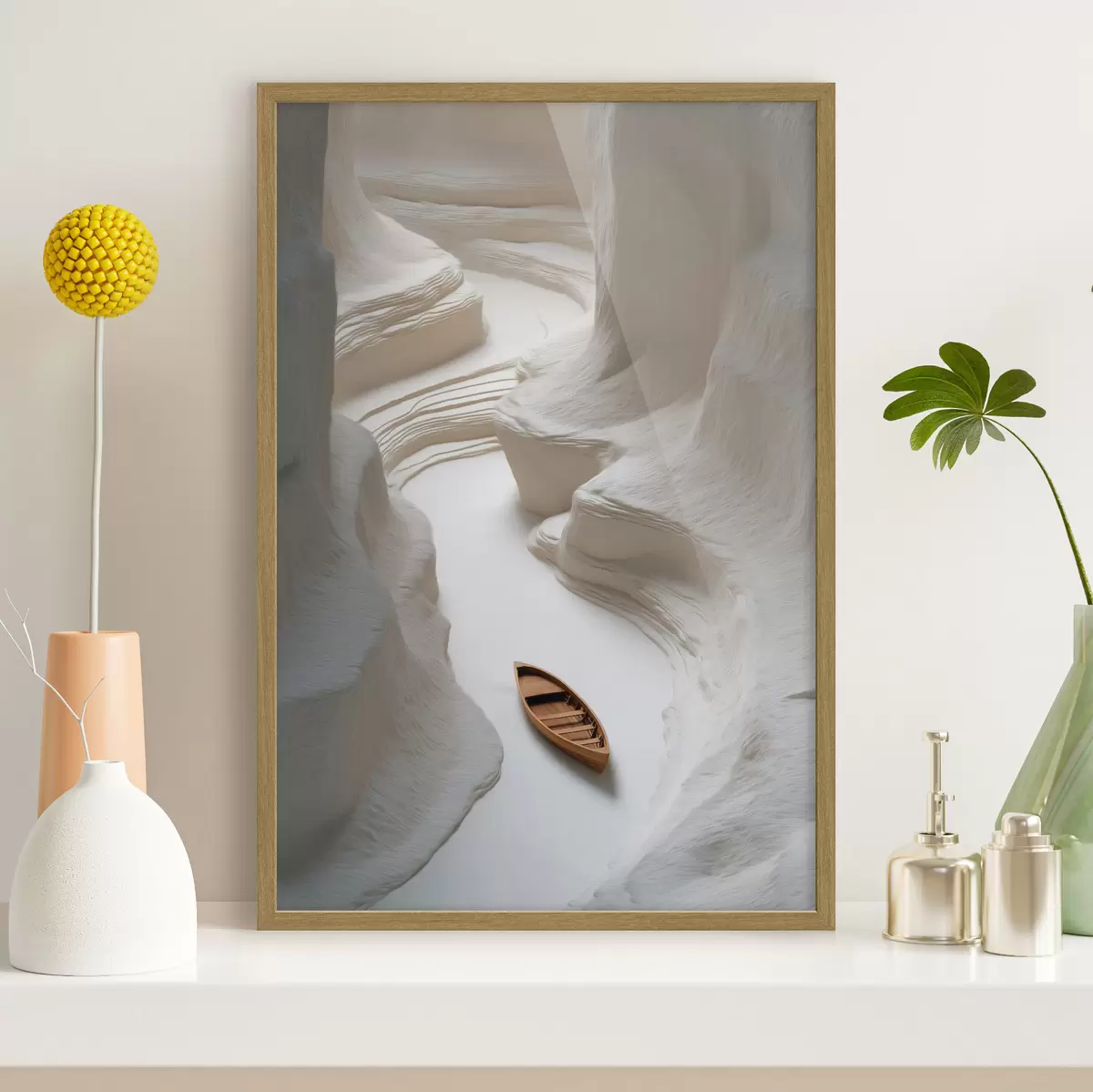 Poster Ein Holzboot zwischen hellen, wellenförmigen Klippen f50425