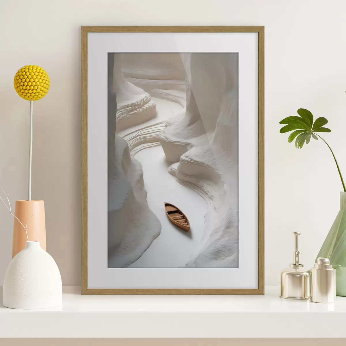 Poster Ein Holzboot zwischen hellen, wellenförmigen Klippen f50425