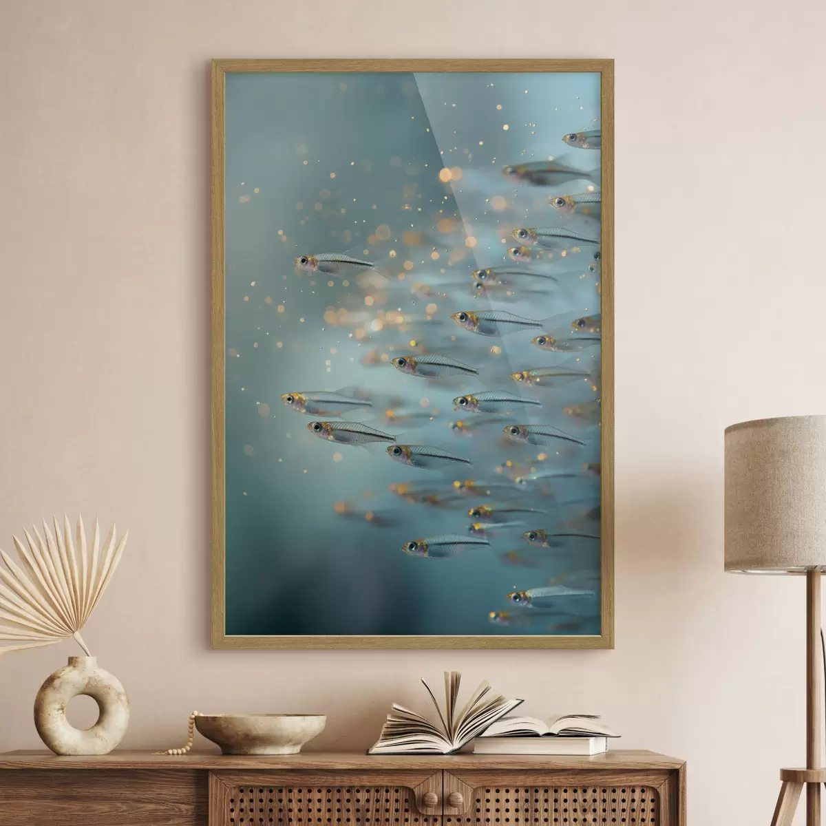 Poster Schwarm kleiner Fische in blauem Wasser mit Spiegelungen f50443