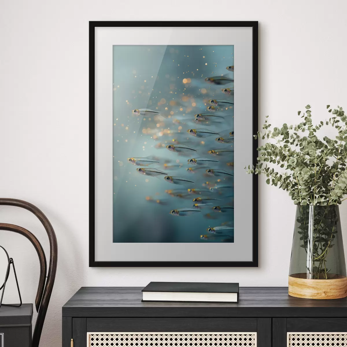 Poster Schwarm kleiner Fische in blauem Wasser mit Spiegelungen f50443