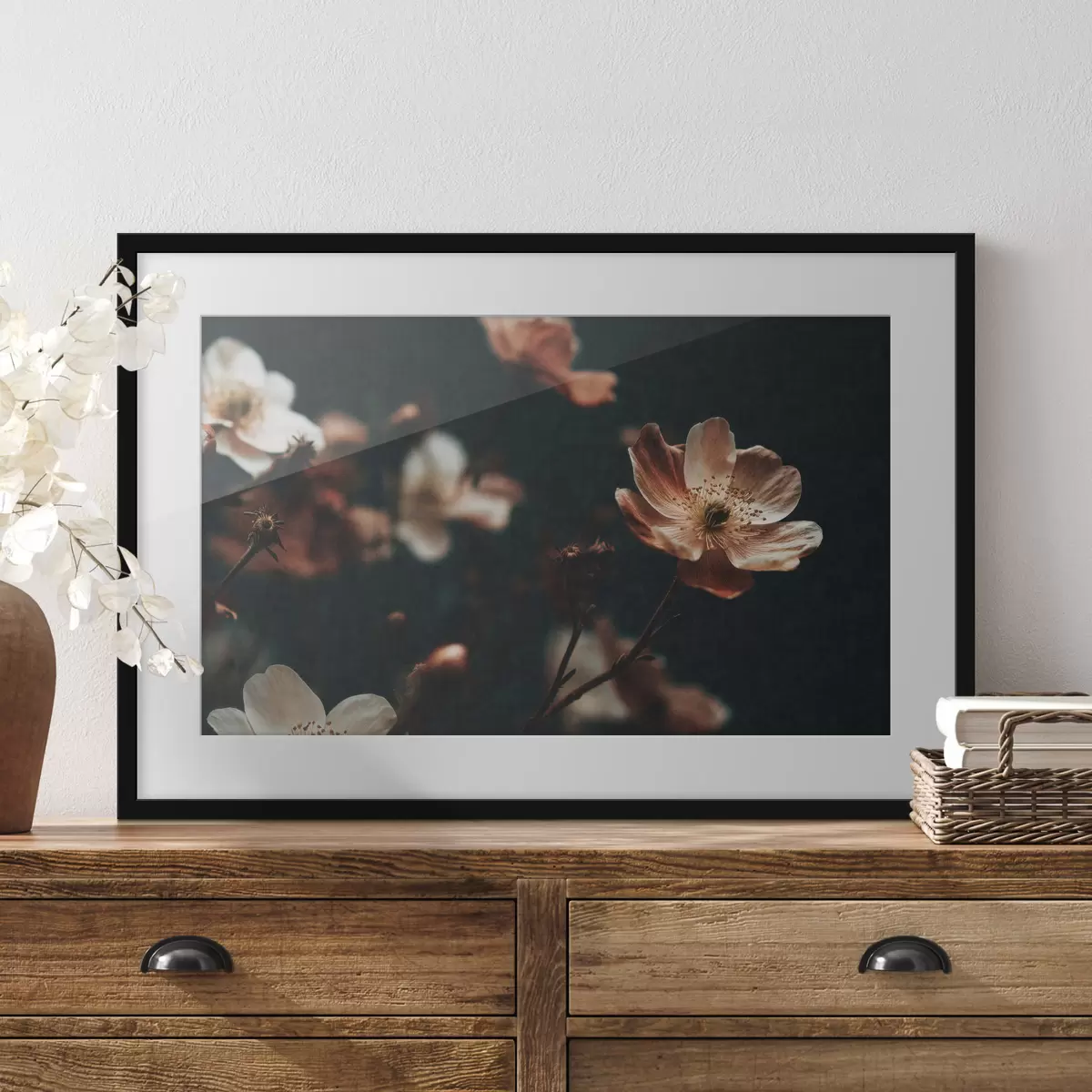 Poster Blumen in warmen Farbtönen vor einem dunklen Hintergrund f50578