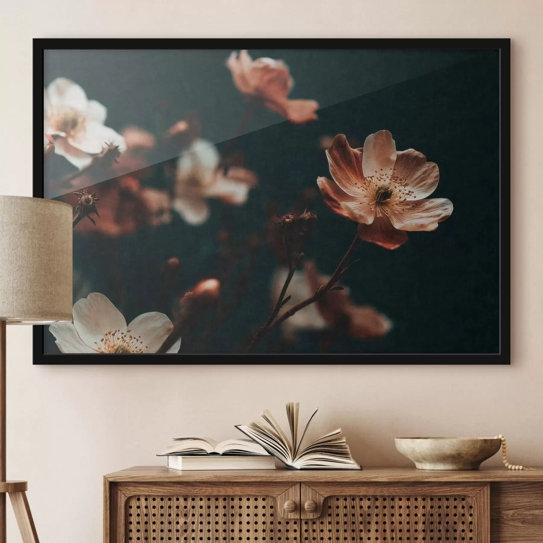 Fototapete Blumen in warmen Farbtönen vor einem dunklen Hintergrund f50578