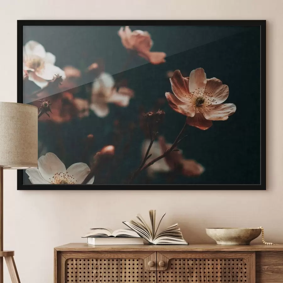 Fototapete Blumen in warmen Farbtönen vor einem dunklen Hintergrund f50578