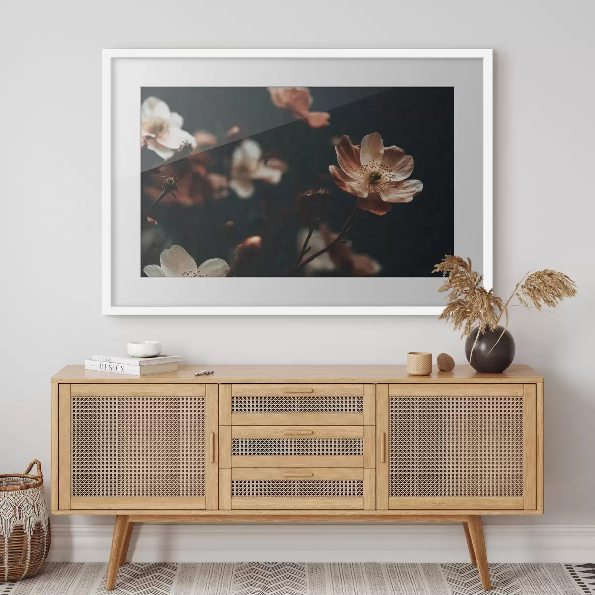 Poster Blumen in warmen Farbtönen vor einem dunklen Hintergrund f50578
