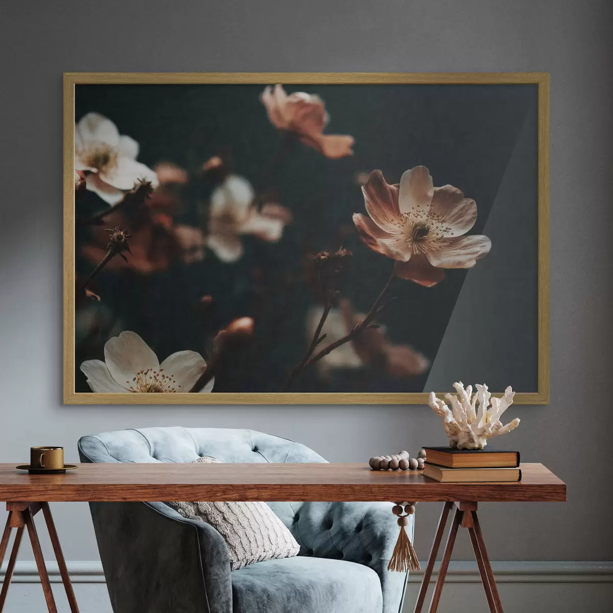 Poster Blumen in warmen Farbtönen vor einem dunklen Hintergrund f50578