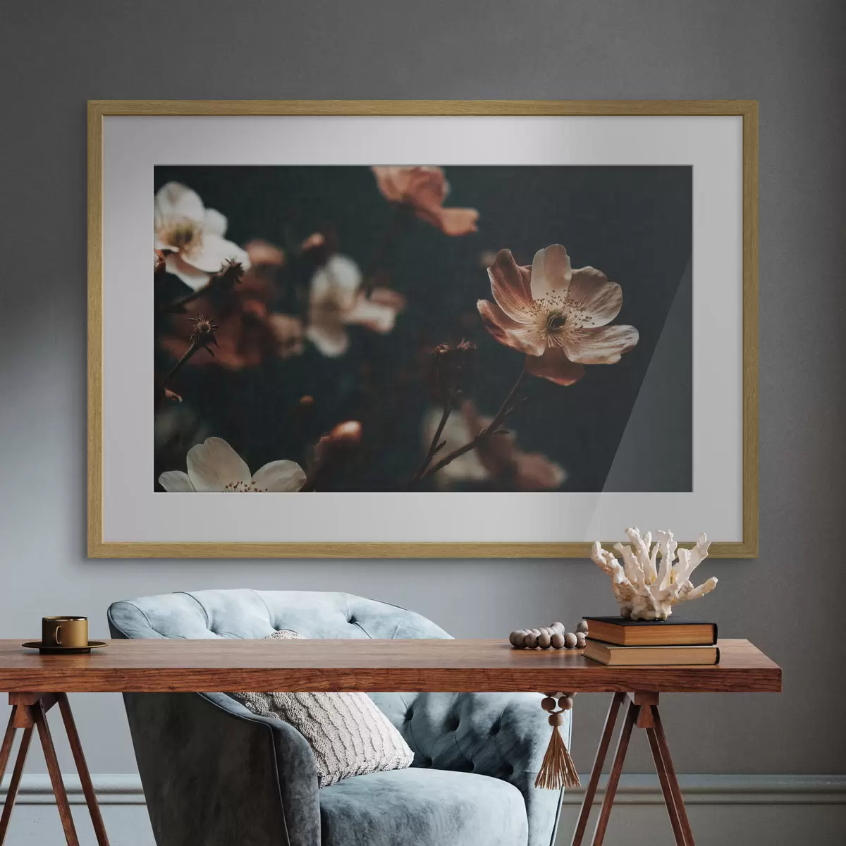 Poster Blumen in warmen Farbtönen vor einem dunklen Hintergrund f50578