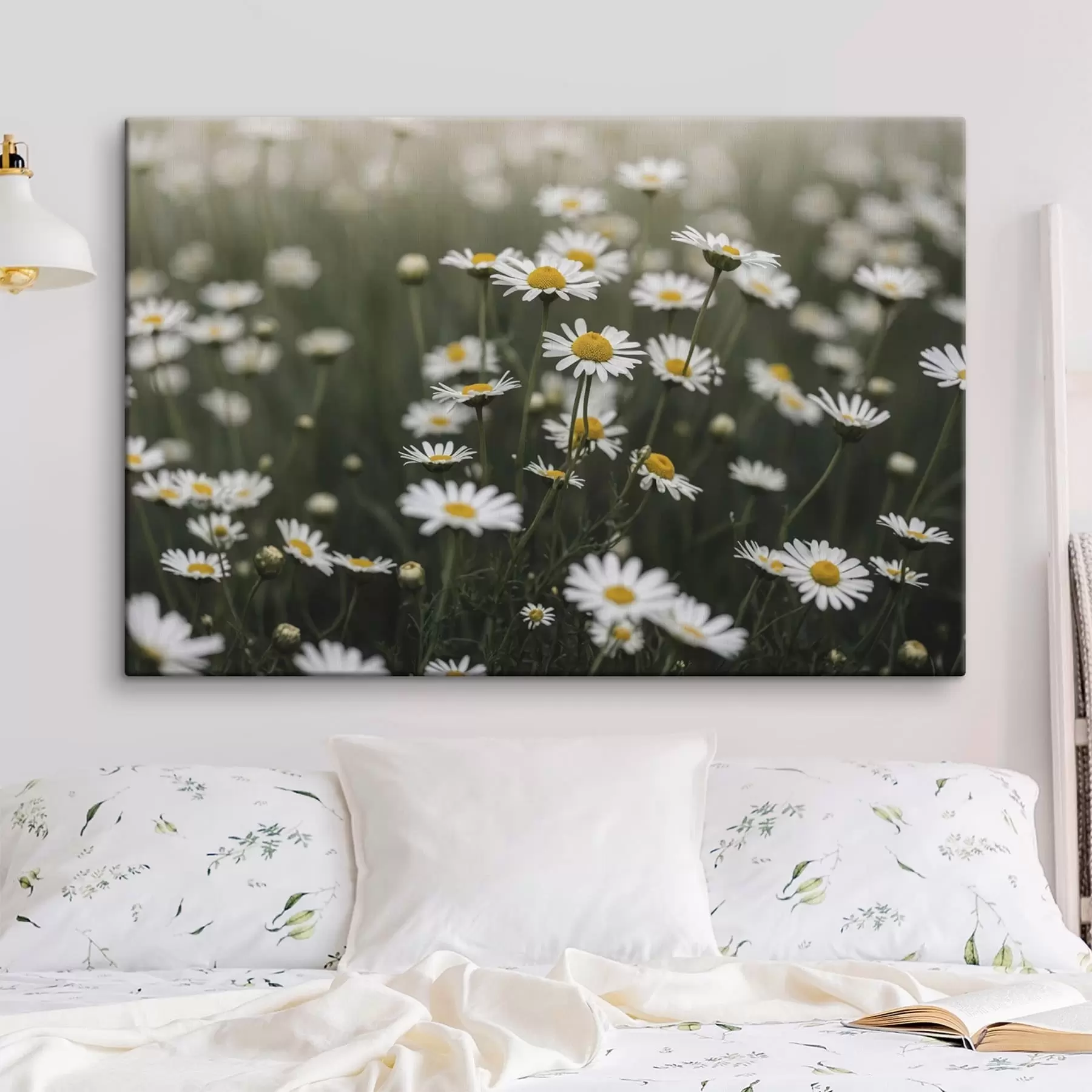 Fototapete Ein Feld voller weißer Gänseblümchen mit gelben Blütenmitten s50588