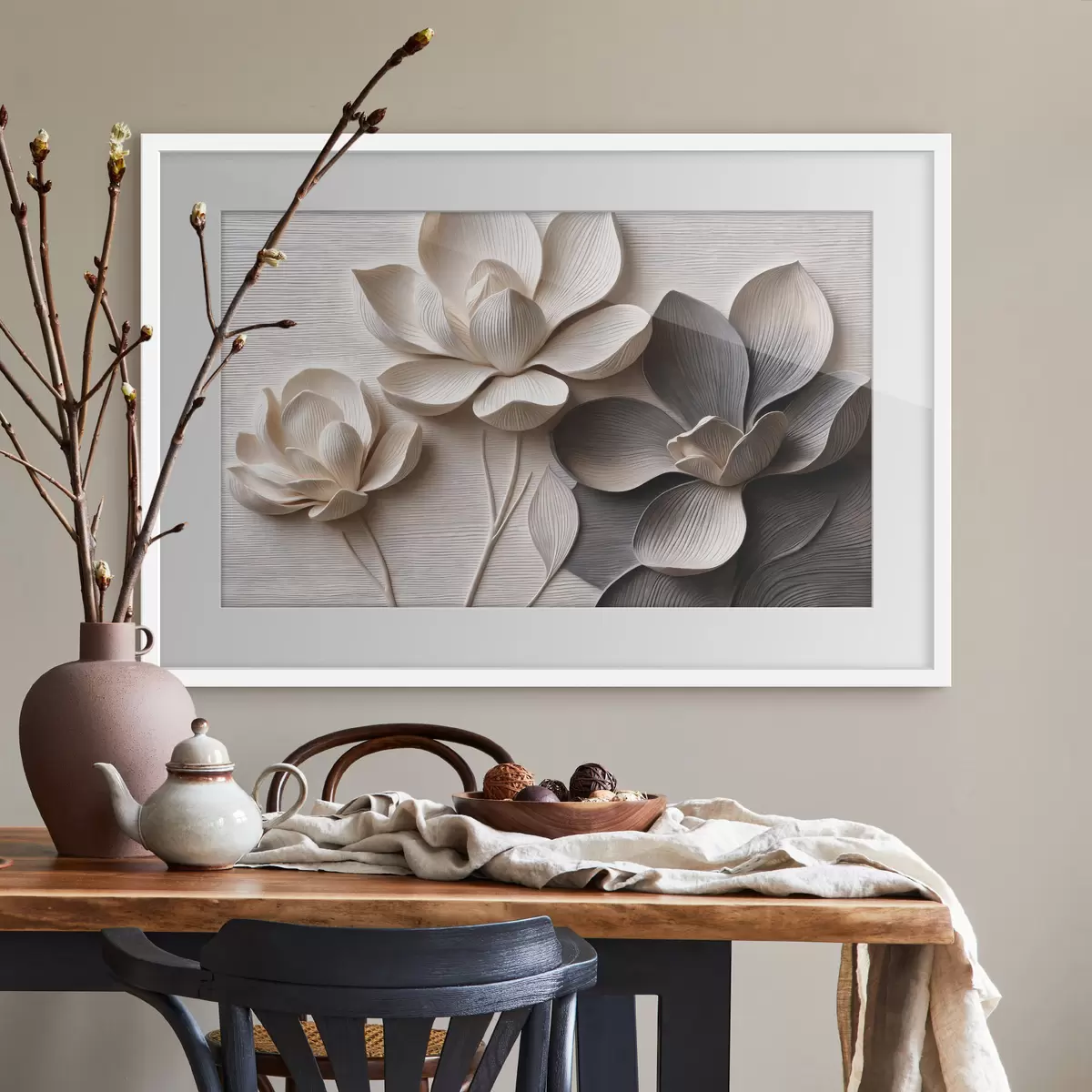 Poster Dekorative Blumenreliefs in hellen Creme- und Graphitfarben f50014