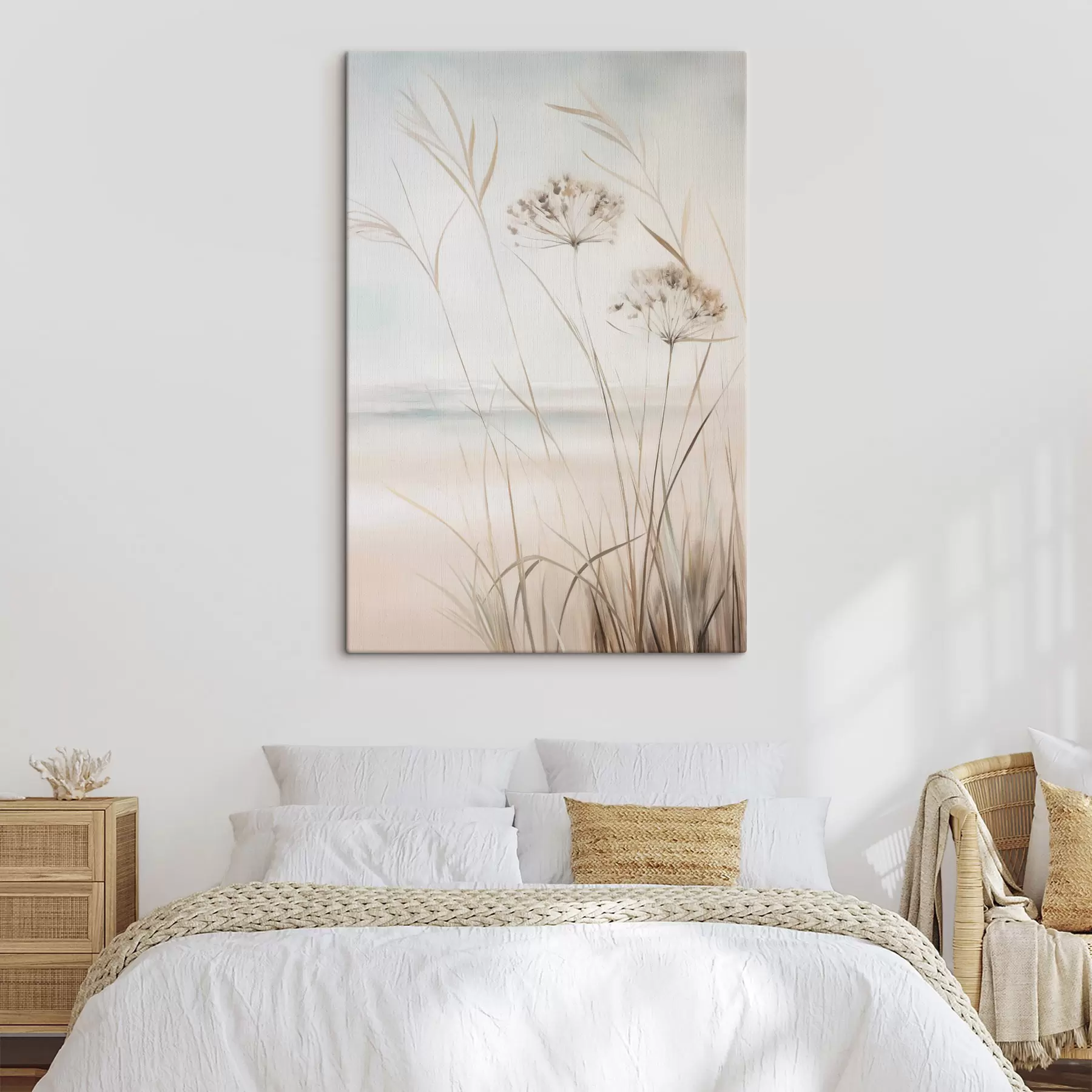 Fototapete Hohes, trockenes Gras und Blumen in gedeckten Beige- und Weißtönen, weicher, unscharfer Hintergrund s50974