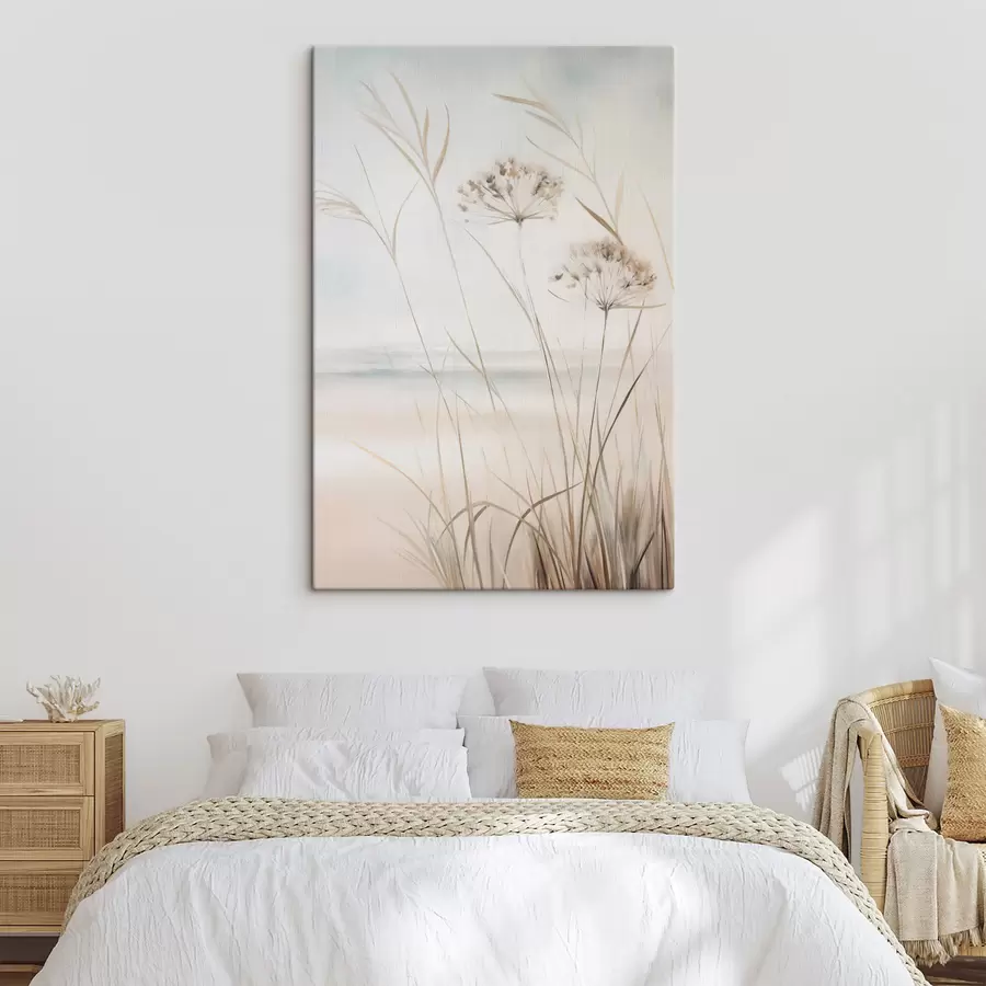 Fototapete Hohes, trockenes Gras und Blumen in gedeckten Beige- und Weißtönen, weicher, unscharfer Hintergrund s50974